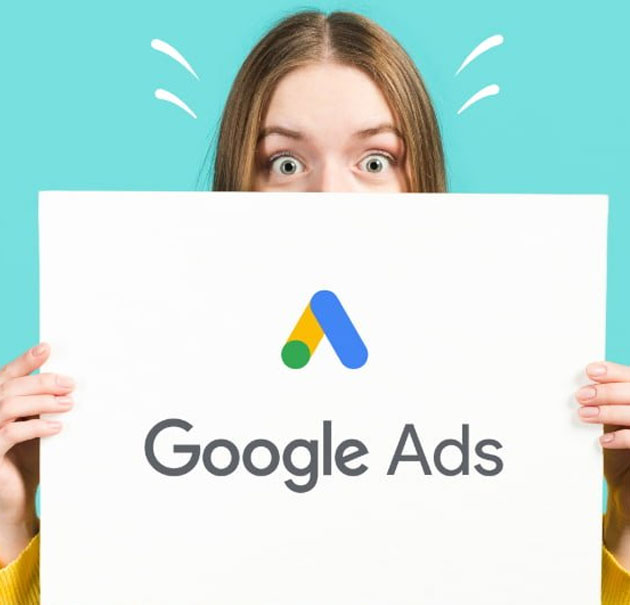 mujer con letrero google ads